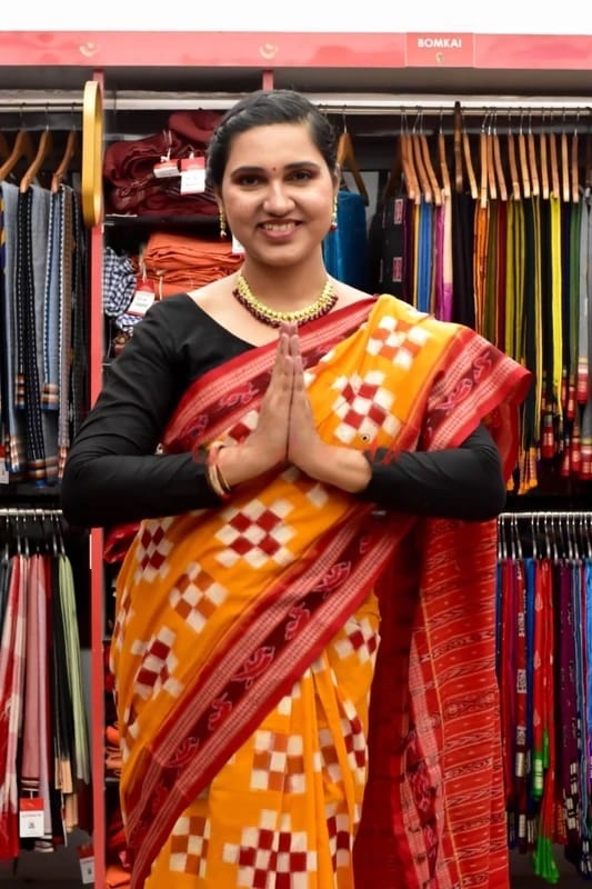 <a href="/Flipkart/">Flipkart</a> <a href="/flipkartsupport/">FlipkartSupport</a> ⬆️Ironic to use “Bharat” in name while violating #IP #OdishaGI #GIsofIndia🇮🇳

⬆️Real Saree’s pic is used to sell fake/printed‼️

⬇️This <a href="/Utkalamrita/">Utkalamrita</a> <a href="/sabatexports/">sabatexports</a> Saree 📸 features an original #SambalpuriBandha #OdishaIkat #GITag weave modelled by- Ms Amrita Sabat <a href="/rocking_amsa/">Amrita Sabat</a>⬇️