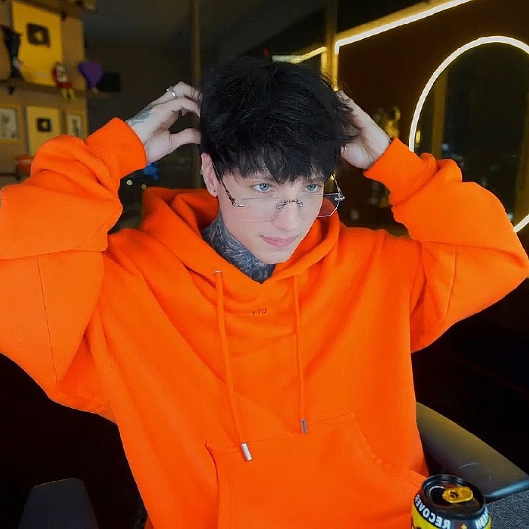 XcryRepDom's tweet image. Cry con lentes lo más top que verás hoy🔥definitivamente el siempre sabe cómo crearnos necesidades 🥹

Ahora queremos ver más y que se pruebe otros modelos a ver cuál le va mejor🥰 

📍Que tal unos en pasta en forma redonda? @xCryboy