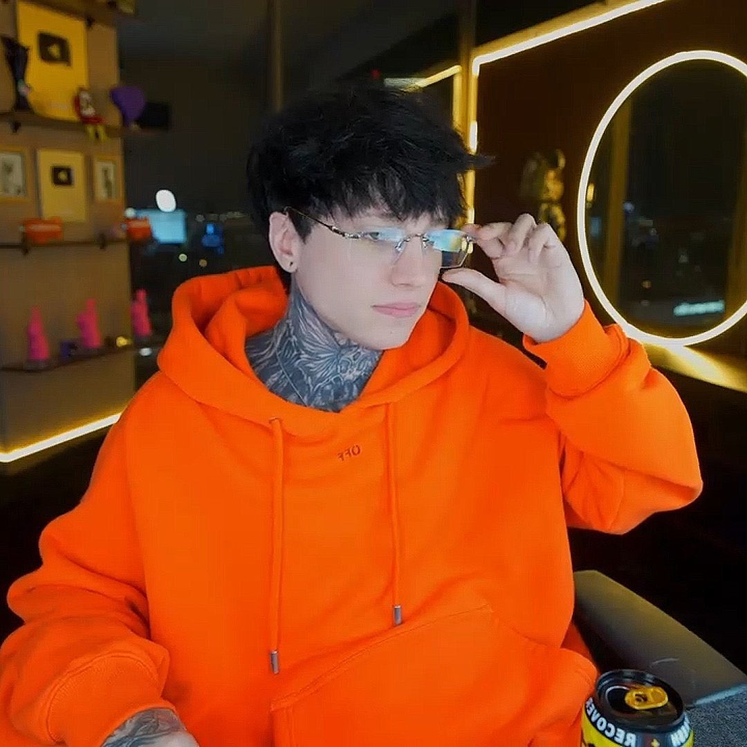 XcryRepDom's tweet image. Cry con lentes lo más top que verás hoy🔥definitivamente el siempre sabe cómo crearnos necesidades 🥹

Ahora queremos ver más y que se pruebe otros modelos a ver cuál le va mejor🥰 

📍Que tal unos en pasta en forma redonda? @xCryboy