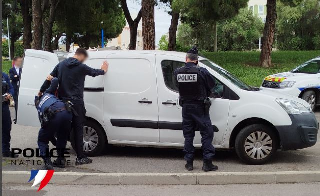 #ContreLesTrafics | Les opérations de contrôle des automobilistes  se poursuivent aux abords des points de deal à #Montpellier et sur l'ensemble du département.  A l'occasion de l'un de ces contrôles découverte de 72 bouteilles de protoxyde d'azote. 
01 personne placée en GAV.