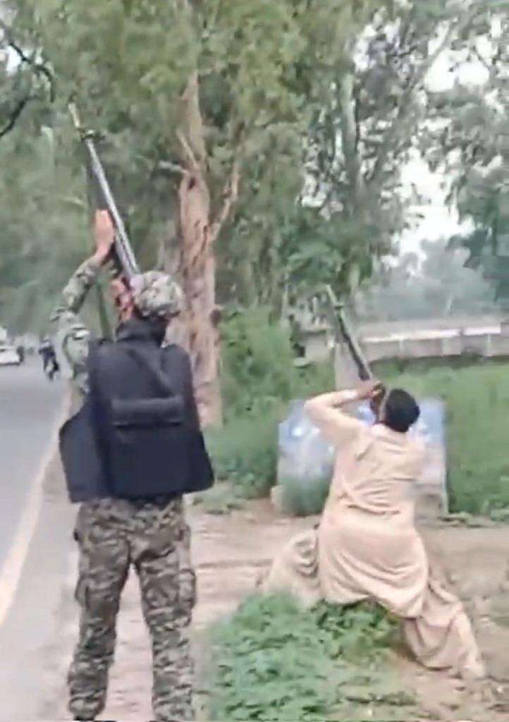 What a pleasant and satisfying sight we got to see today when a civilian and Army solider were seen together shooting down an Indian drone giving a strong message of unity and solidarity.
#PakInAction #ہم_ایک_ہیں
#IndiaPakistanWar2025 #karachiport