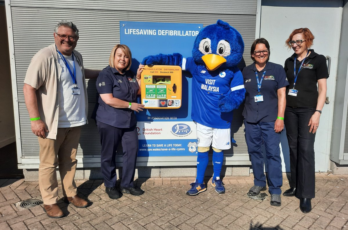 SaveALifeCymru's tweet image. Happy to be supporting Len Nokes @OnlyTimeBook
@CardiffCityFC Stadium.  Enjoying the football and the 
 🌞  and sharing our passion for CPR and defibfillators.