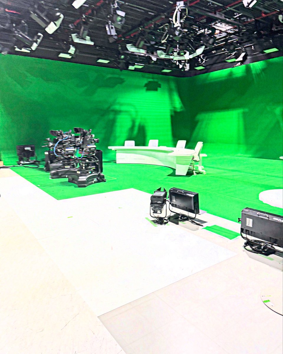 Tanakafj's tweet image. What woild it take for a green screen room
set up like this? #pr #Marketing #greenscreen