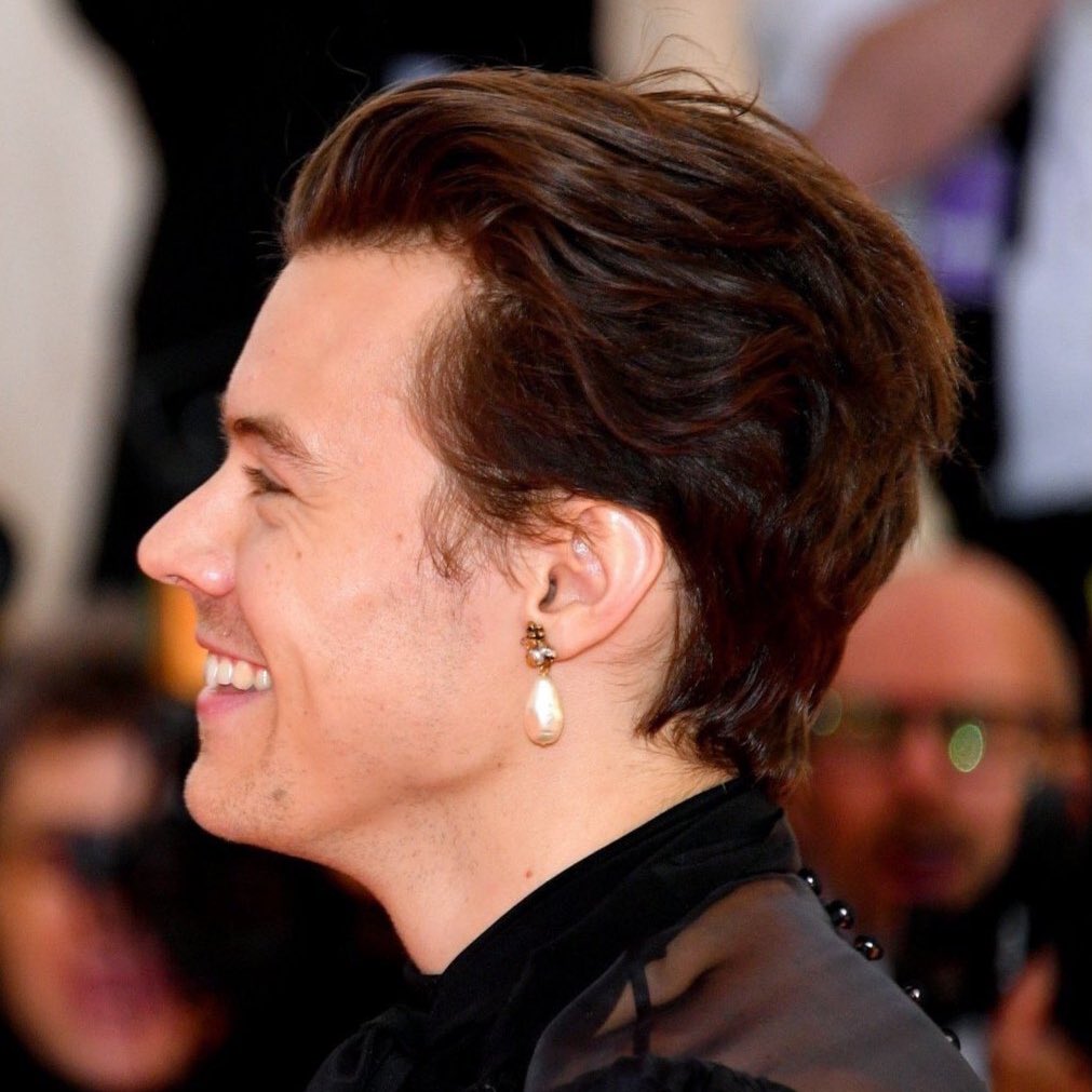 Harry Crave (@thehscrave) on Twitter photo 🗞️ | British Vogue ranks <a href="/Harry_Styles/">Harry Styles.</a>’ 2019 look as one of the 21 Best Met Gala debuts ever.
— “For his debut Met Gala as co-chair, Styles delivered one of the most memorable Met Gala looks of all time: a sheer pussybow blouse by Gucci, paired with a single pearl earring.” 🗞️ | British Vogue ranks <a href="/Harry_Styles/">Harry Styles.</a>’ 2019 look as one of the 21 Best Met Gala debuts ever.
— “For his debut Met Gala as co-chair, Styles delivered one of the most memorable Met Gala looks of all time: a sheer pussybow blouse by Gucci, paired with a single pearl earring.”