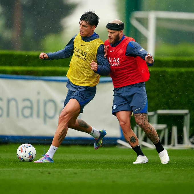 Inter_br's tweet photo. Sexta-feira de treino com muita chuva ☔ https://t.co/Xen57EkoPl