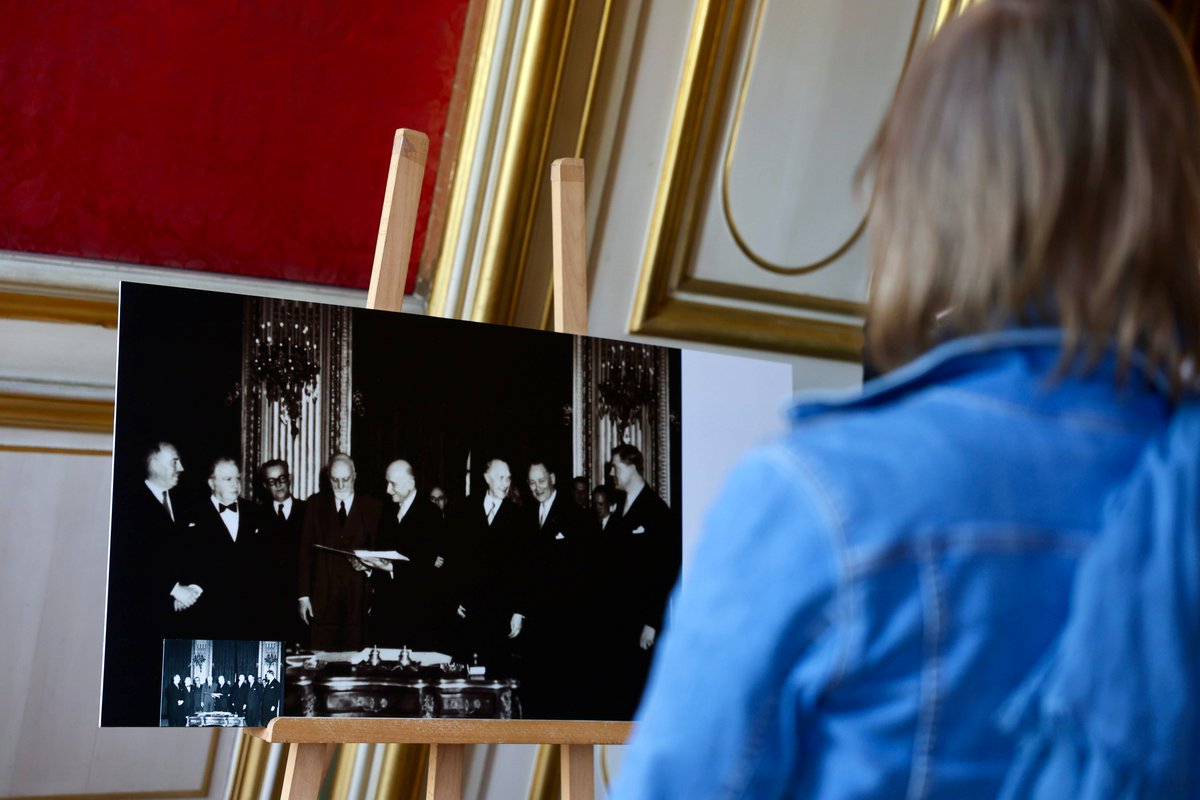 Le 9 mai, <a href="/francediplo/">France Diplomatie 🇫🇷🇪🇺</a> vous a ouvert ses portes pour la #JournéeDeLEurope :

🎉 75 ans de la déclaration du 9 mai
🕴️ Hologramme de Robert Schuman
🖼️ Expositions, animations, table-ronde
🎬 Projection Parlement avec l’équipe de la série

Liberté, Prospérité, Paix…. Europe ! 🇪🇺

©