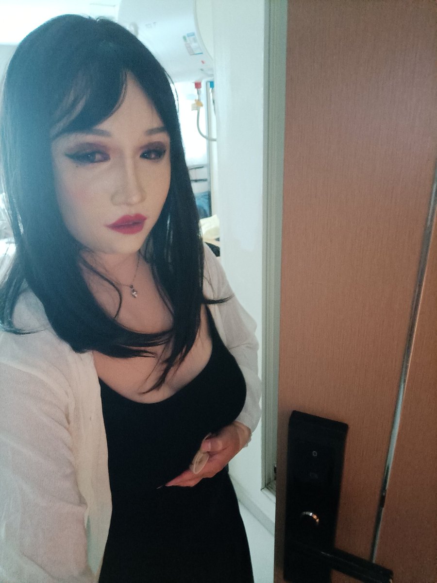 【人妻风格，可能算是吧？🤔】五一劳动节后半段假期的造型😝孩子饿了哭闹着要吃金拱门，孩子想吃咱就得去买（PS其实只是我自己想去吃[妙啊]然后找借口去楼下买而已）(￣y▽￣)~*
#femalemask #dreammask
#masker #siliconemask