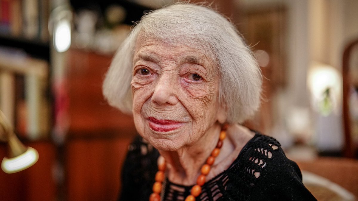 Heute ist eine Stimme verstummt, die für immer hätte klingen sollen – und doch bleibt ihr Echo in unseren Herzen lebendig.
🕊️