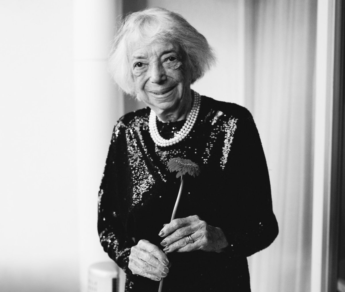 Die Shoah-Überlebende Margot Friedländer ist heute im Alter von 103 Jahren von uns gegangen. Ihre Geschichte hat viele bewegt. Möge ihr Andenken ein Segen sein. Baruch dayan ha‘emet. 😢

bild.de/politik/sie-wu…