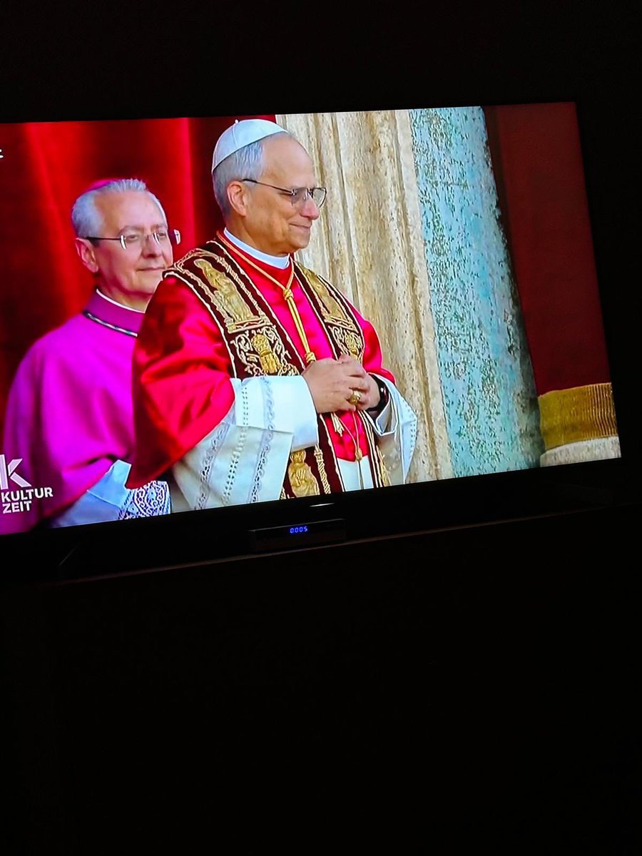 “Paqja qoftë me ju.”
Në emër të qendrestarve dhe të përndjekurve  politike të Shqiperisë,i shpreh urimet e mia të sinqerta Shenjtërisë së Tij Papa Leo XIV për zgjedhjen e tij.
Në këtë kohë kur bota dëshiron paqe, dhe jo luftë.Lutjet e tij do të kenë peshë të madhe!
Zoti e bekofte
