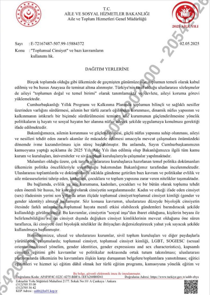 Yine bir genelgeyle kimliğimize, varoluşumuza, hayatımıza sansür.
“Toplumsal cinsiyet” diyemezmişiz.
“Cinsel yönelim” yokmuş gibi davranmalıymışız.
“LGBT” kelimesi tehlikeliymiş.
Tehlike biz değiliz. Sizin baskınız.

Bu toplumun bir parçasıyız.
Sınıftayız, hastanedeyiz,