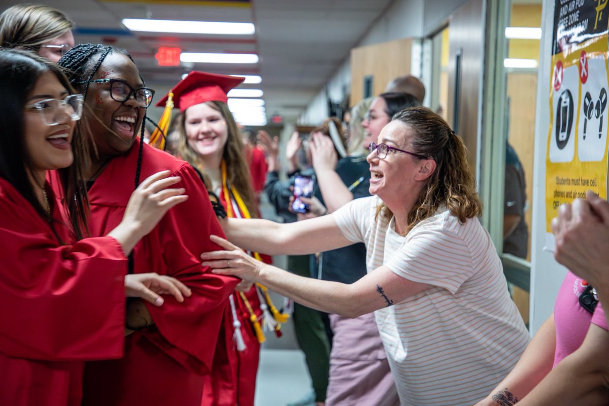 More Tonka grad walk photos courtesy of our district photographer! See more here: nkcschools.smugmug.com/Public-Galleri…