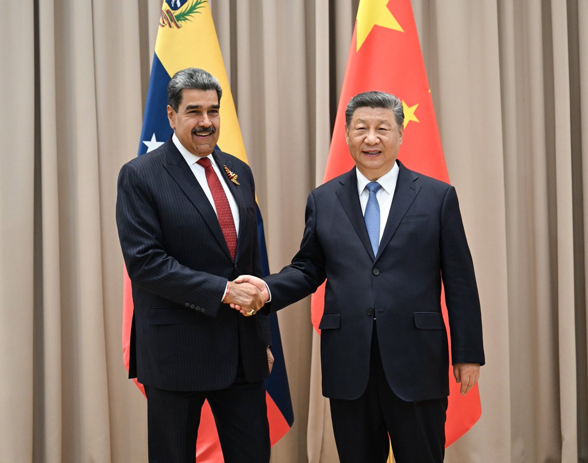 President Xi Jinping met with Venezuelan President Nicolás Maduro.

President Xi congratulated President Maduro on starting his new term and expressed readiness to work with him to deepen results-oriented cooperation between the two countries, elevate China-Venezuela relations to