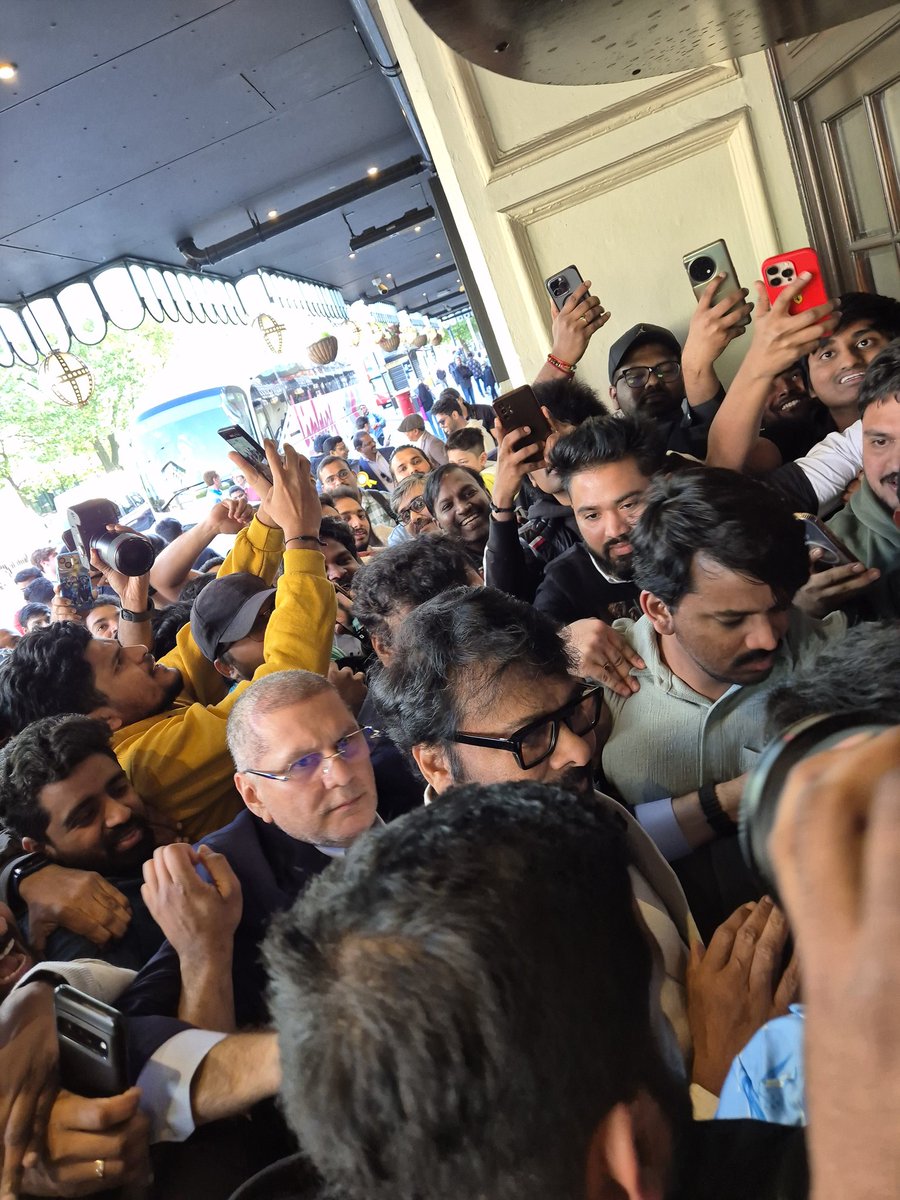 Shiva Kumar Grandhi (@sivakumargrandh) on Twitter photo The boss himself .. chusesaaa rendosari .. chalu jeevitaniki ❤️❤️❤️ he looks smashing 😍
<a href="/AlwaysRamCharan/">Ram Charan</a> .. wax statue unveiling 🔥🔥🔥
#megastar #RamCharan The boss himself .. chusesaaa rendosari .. chalu jeevitaniki ❤️❤️❤️ he looks smashing 😍
<a href="/AlwaysRamCharan/">Ram Charan</a> .. wax statue unveiling 🔥🔥🔥
#megastar #RamCharan