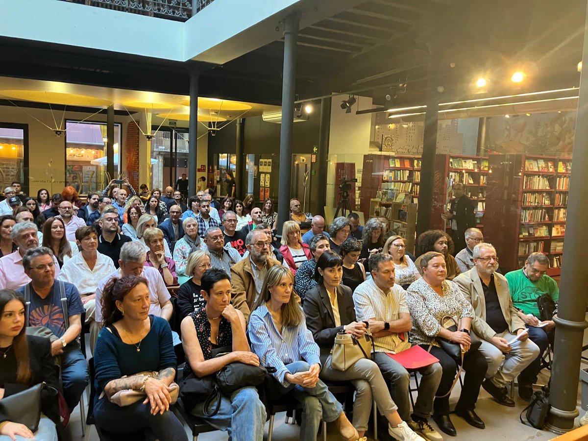 Intersindical_Valen (@intersindicalv) on Twitter photo La sala plena de gom a gom comencem la I Nit Intersindical Valenciana a l’Octubre Centre Cultura Contemporània. Benvingudes i benvinguts! La sala plena de gom a gom comencem la I Nit Intersindical Valenciana a l’Octubre Centre Cultura Contemporània. Benvingudes i benvinguts!