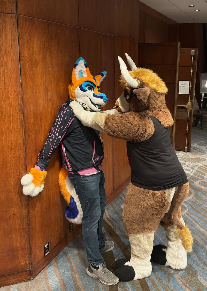Diamond__Bull's tweet image. Never call me a cow on #FursuitFriday
Now give me all your lunch money nerd
🐂🪡 - @TheGoldenMaw
🐺 - @MordecaiLeFox