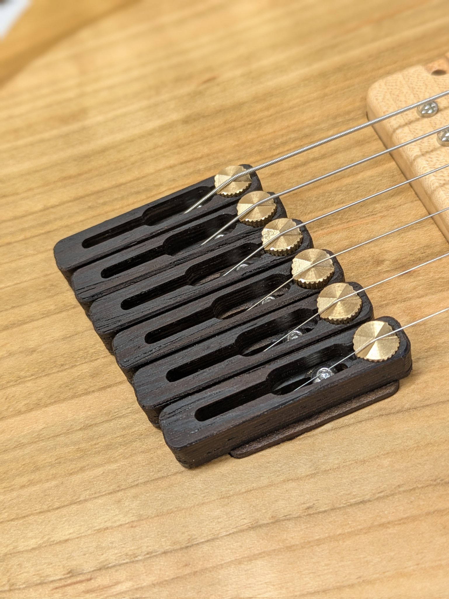 ギター用?材　微妙にスポルデッド木材 Amazon | ジェネリックマホガニーウッドSSHピックアップエレキ