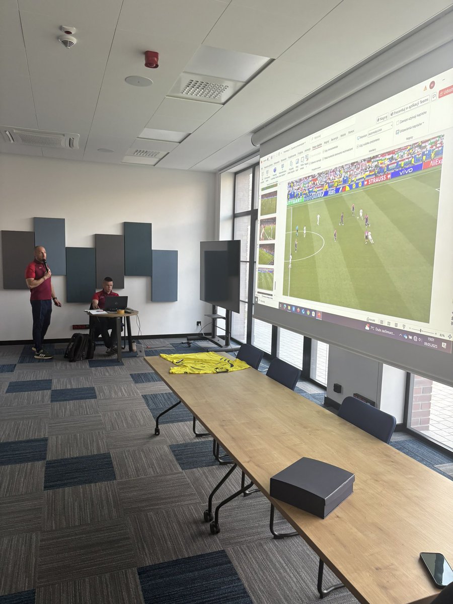 W Lubinie trwa szkolenie stacjonarne dla wszystkich sędziów KS <a href="/PodokregLegnica/">Podokręg Legnica</a> Ponad 7️⃣0️⃣sędziów oraz obserwatorów uczestniczy w wykładzie prowadzonym przez Marcina Nawracaja. Przedmiotem analizy są nowe materiały szkoleniowe przygotowane przez <a href="/UEFA/">UEFA</a>