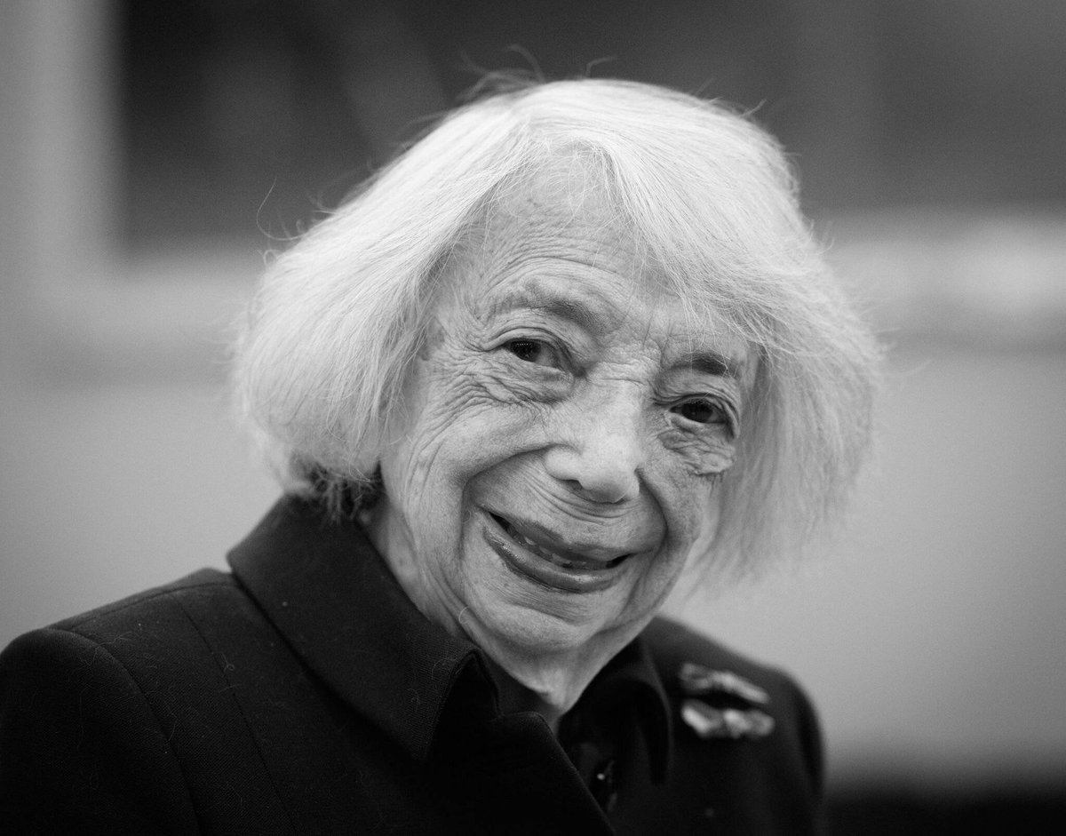 Margot Friedländer (103) ist tot. Heute sollte ihr noch das Große Bundesverdienstkreuz verliehen werden, was aber dann verschoben wurde, auf Wunsch Friedländers. 

Ich gehe davon aus, dass der Bundespräsident ihr - auch wenn eigentlich nicht vorgesehen - die Auszeichnung posthum