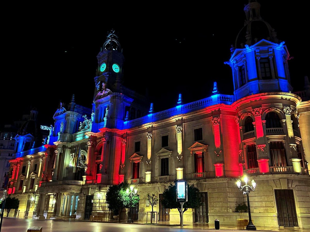 👑 La façana de l'Ajuntament s'il·lumina hui, demà i diumenge amb els colors de la #Senyera per a celebrar la festivitat de la #MareDeDéuDelsDesemparats.

💙💛❤️ L'edifici consistorial es tenyix de blau, groc i roig com a símbol de la festa de la patrona de #València.