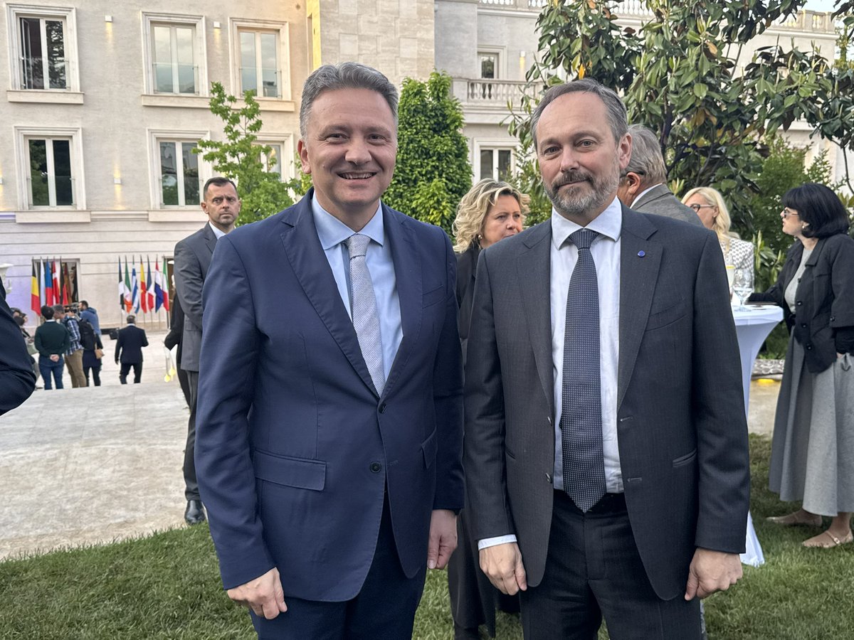 Драги Жиофре <a href="/EGiaufretEU/">Emanuele Giaufret</a> ,
Поводом Дана Европе, упућујем Вама и свим члановима Делегације Европске уније <a href="/eusrbija/">EU u Srbiji</a> у Републици Србији најсрдачније честитке.

Овај дан је снажан подсетник на вредности заједништва, солидарности и мира које Европска унија негује и промовише. Ваш