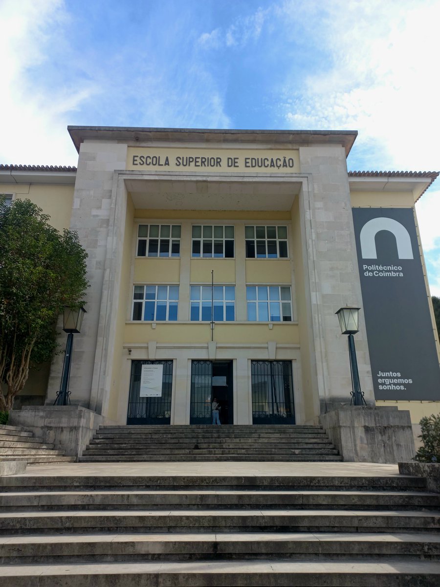 Llega el final de 3 meses de estancia de investigación en la ESEC. Muy agradecido a todas las colegas de la Licenciatura en Língua Gestual Portuguesa y, en especial, a Isabel Correia. Ha sido una estancia muy enriquecedora y productiva. Muito obrigado! <a href="/gradoLSE_URJC/">Grado LSE URJC</a> <a href="/ASOLSE_URJC/">ASOLSE</a>