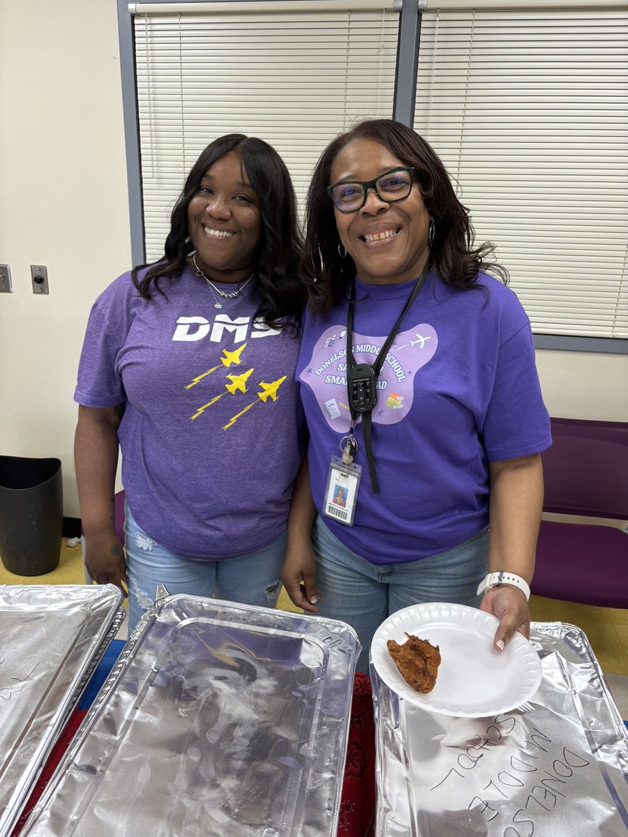 jill_pointer's tweet image. Two wonderful Donelson Middle School teachers wearing our spirit shirts! Go DMS!
#MNPSWellnessWeek2025 
@MNPS_kidshealth 
@DonelsonMNPS
