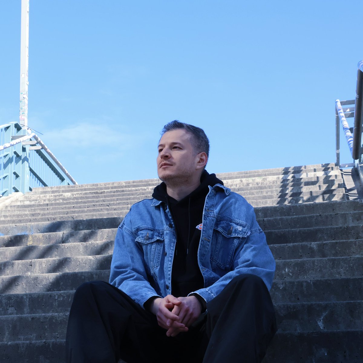 Sun is Coming Back  — mi nuevo sencillo sale el 16 de mayo. 

Es mi primer lanzamiento en inglés y el primero después de casi tres años. 

Ya pueden hacer pre-save desde el link en mi Bio. Gracias por estar ahí  x