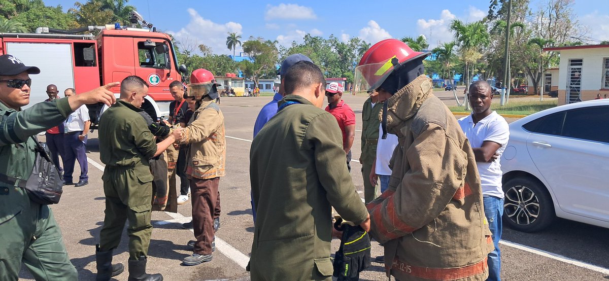 Con la presencia del Presidente de la CACSA, directivos de la aviación y el jefe de bomberos, se realizó en la plaza Fernando  Alvarez #AeropuertoJoséMartí un ejercicio provincial de forma competitiva tanto práctica como teórica  previo a la jornada contra incendios.  
#ECASA