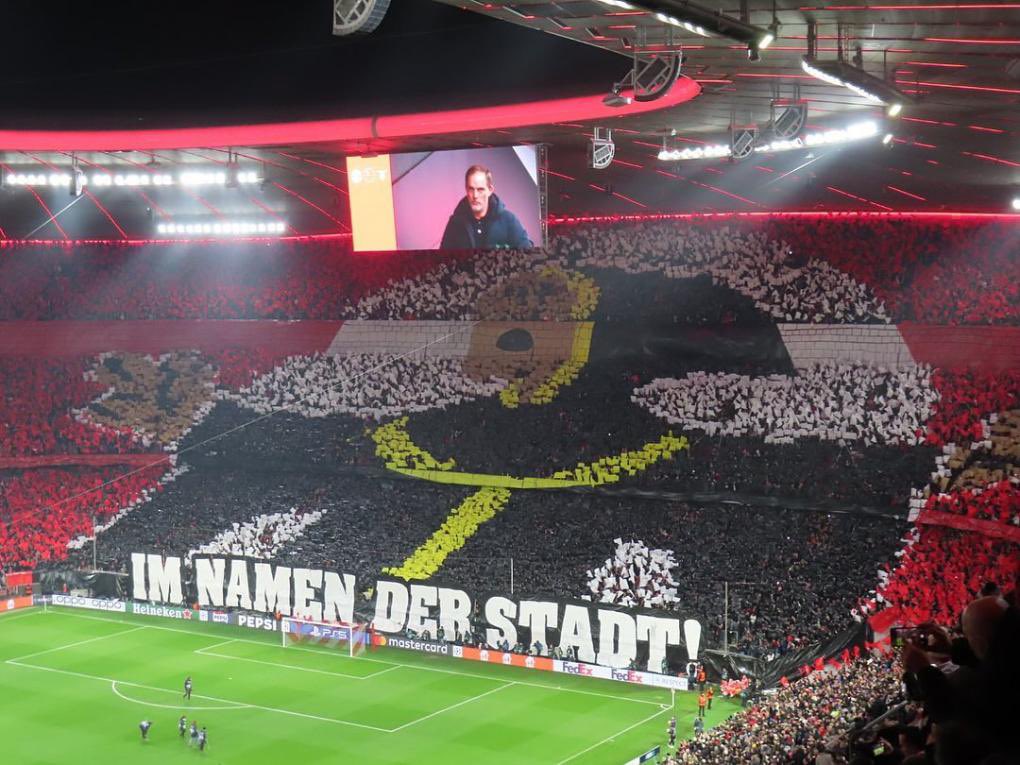 Morgen werden viele Leute im Umlauf des Stadions und hinter den Drehkreuzen am Eingang mit weißen Eimern unterwegs sein, um dort Spenden für zukünftige Choreos entgegenzunehmen.
Wenn ihr also auch im Stadion seid und die Jungs vom Club Nr. 12 unterstützen wollt, dann lasst gerne