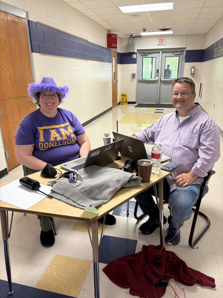 jill_pointer's tweet image. Out 2 most excellent administrators here at DMS showing off our purple and yellow colors!
#MNPSWellnessWeek2025 
@MNPS_kidshealth 
@DonelsonMNPS