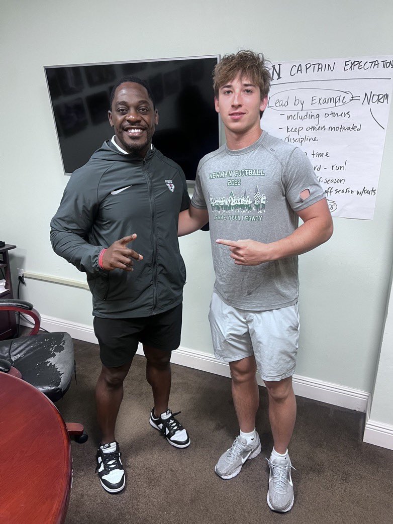 georgeloop8's tweet image. Thank you @CoachCless for stopping by Newman!!! Loved learning about @PennFB! Excited to get up there in the future
@David_Josephson @CoachBobBenson @Greg_Chimera