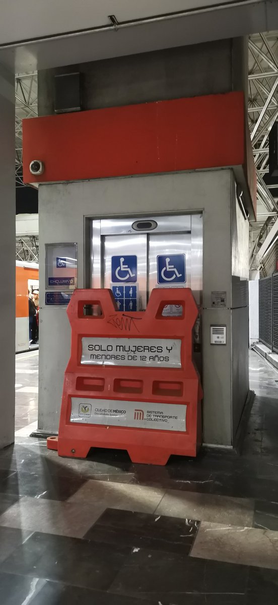 <a href="/jamonarosas/">Ximena Rosas</a> <a href="/MetroCDMX/">MetroCDMX</a> Llevo semanas reportando un elevador sin servicio en chabacano y sigue igual sin atención ❗❗
