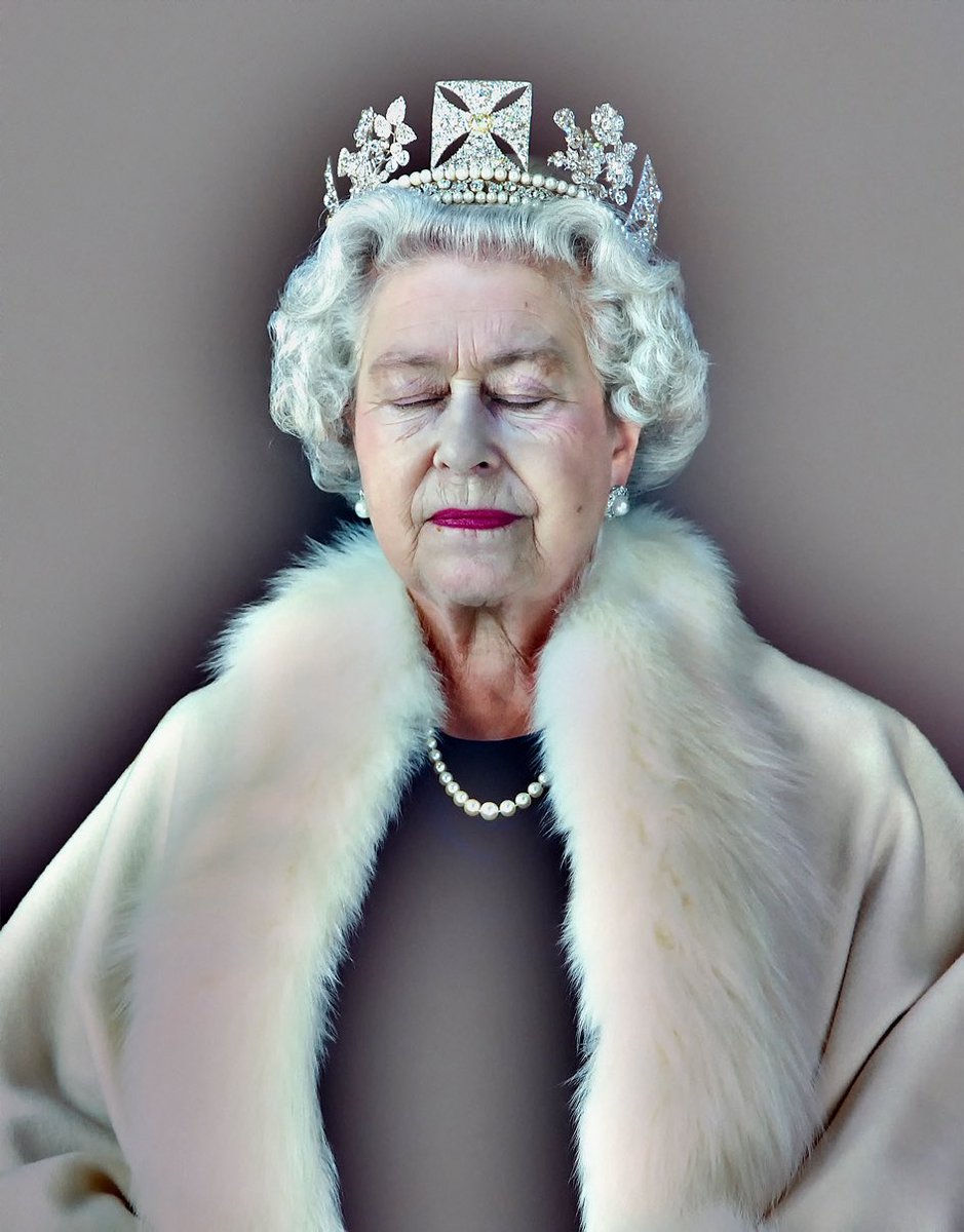 🎨🎉 New @TalkArt podcast episode! We meet artist Chris Levine, a British contemporary artist renowned for his pioneering work with light and lasers. A seminal piece by Levine is Lightness of Being, a holographic portrait of Queen Elizabeth II. Listen now: podcasts.apple.com/gb/podcast/tal…