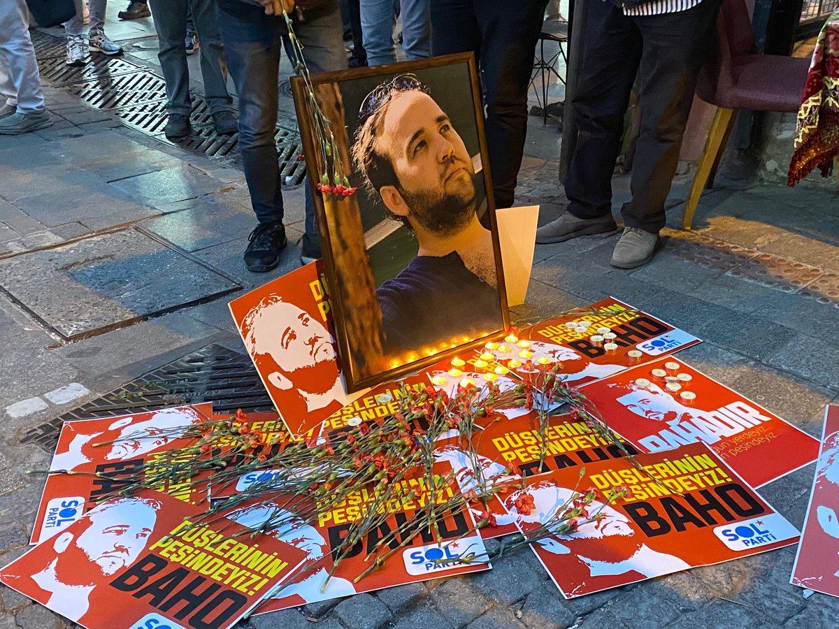 Bundan tam on yıl önce çeteler tarafından katledilen arkadaşımız #BahadırGrammeşin'in vurulduğu yerdeyiz.

Baho 10 yıldır bizimle. Yıkılan bir barikatta, eşitlik ve özgürlük için atılan her sloganda, havaya kalkmış yumruklarımızda.

Baho'ya sözümüz halk iktidarı