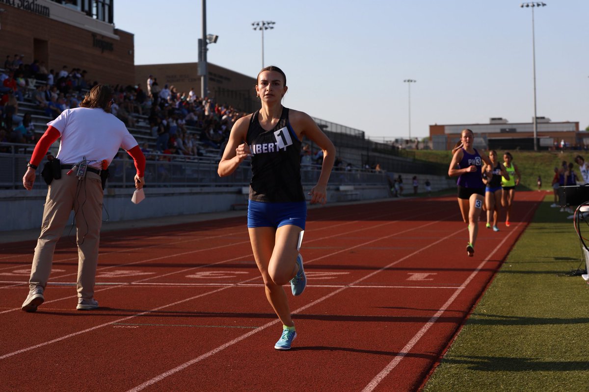 For the second year in a row, Lily Hurt completes the distance events SWEEP at Conference!! 

🏆 800 Conference Champion
🏆 1600 Conference Champion 
🏆 3200 Conference Champion 

📸<a href="/S_K_Slaughter/">Stephen S</a>