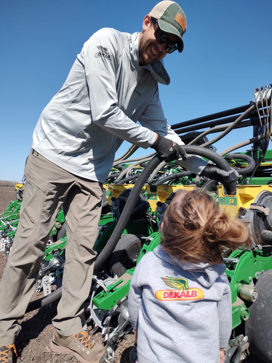 FisherRyanJ's tweet photo. Had some good help yesterday planting plots with @HaugenFamFarms.  @Asgrow_DEKALB https://t.co/872BMzzwGa