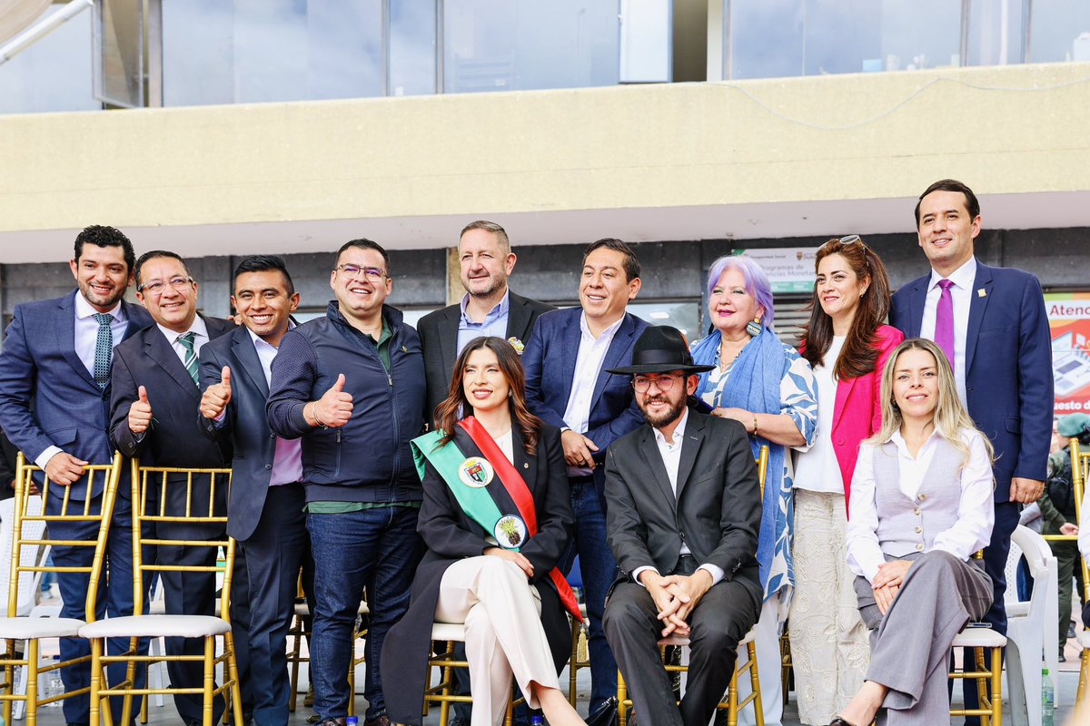 ingwilmerc's tweet photo. Acompañamos la posesión de *Rocío Bernal* como nueva alcaldesa de Duitama. Un momento lleno de esperanza, compromiso. Qué orgullo ver a una mujer liderando con visión, fuerza y corazón.🇨🇴✨

Estoy seguro de que con su liderazgo, #Duitama avanzará con más oportunidades, desarrollo y bienestar para todas y todos. ¡Vamos pa’ lante, alcaldesa! Cuenta con nuestro apoyo en este camino de transformación. 💚 ✊🏻