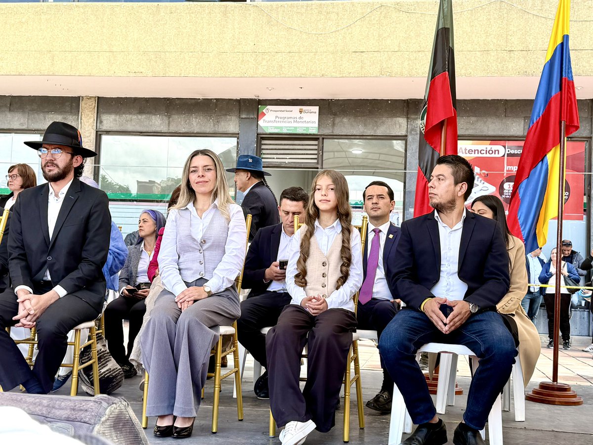 ingwilmerc's tweet photo. Acompañamos la posesión de *Rocío Bernal* como nueva alcaldesa de Duitama. Un momento lleno de esperanza, compromiso. Qué orgullo ver a una mujer liderando con visión, fuerza y corazón.🇨🇴✨

Estoy seguro de que con su liderazgo, #Duitama avanzará con más oportunidades, desarrollo y bienestar para todas y todos. ¡Vamos pa’ lante, alcaldesa! Cuenta con nuestro apoyo en este camino de transformación. 💚 ✊🏻