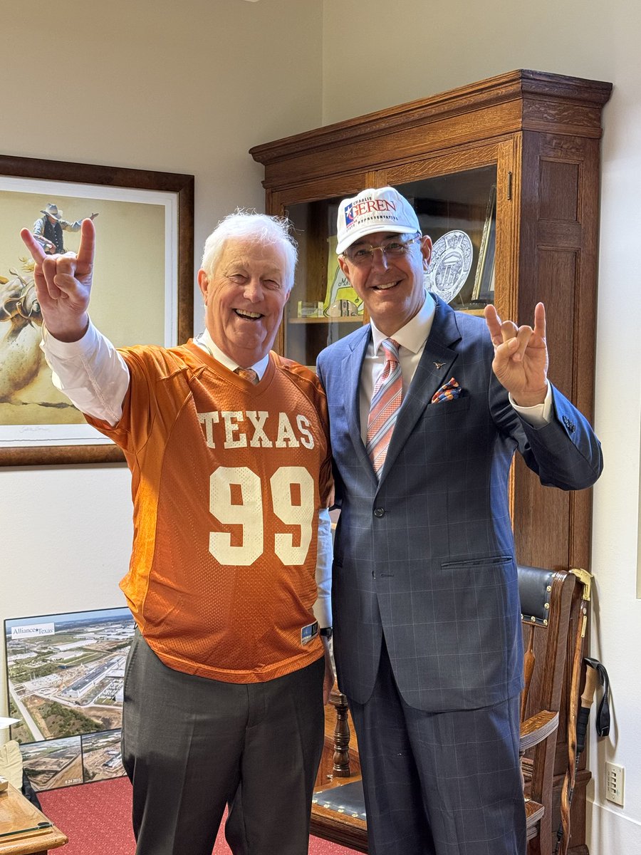 Great seeing my friend ⁦<a href="/charliegeren/">Charlie Geren</a>⁩ today at our State Capital.. A true public servant of the Great State of Texas! 👏🏼👏🏼🤘🏽