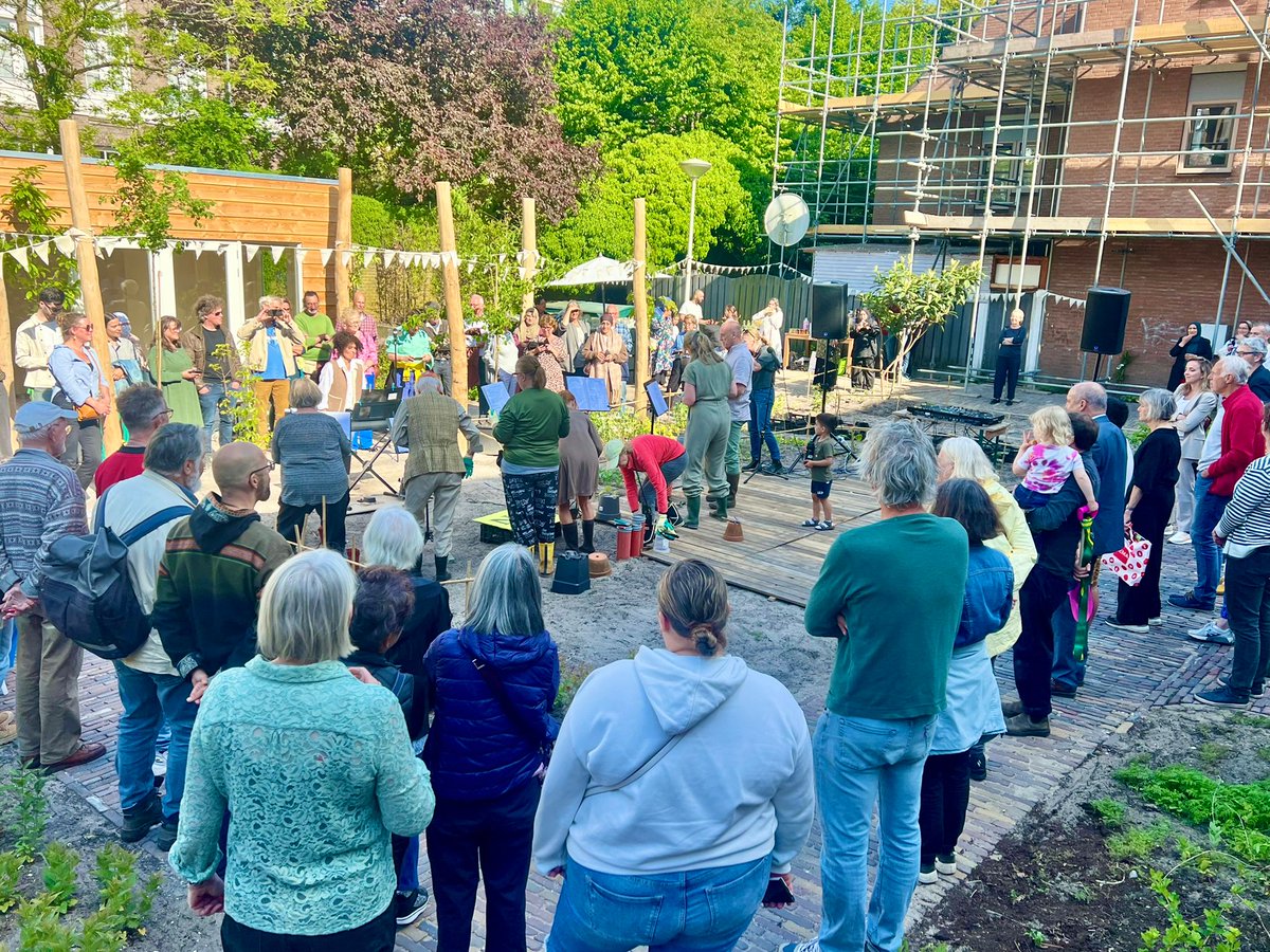 StadslandbouwDenHaag (@stadslandbouwdh) on Twitter photo 🌳☘️🌻 #GemeenteDenHaag is weer een prachtige buurttuin rijker.... #StadsoaseJacobCats! 🤩 🥬Dat wordt gezellig én lekker.🥕🫛🍇
Wethouder <a href="/kapteijns/">arjen kapteijns</a> opende de tuin. Super inzet van de buurtbewoners en steun van de gemeente.
#collectieve_k
#RNBarker
#DenHaagFM
#duurzaam_dh 🌳☘️🌻 #GemeenteDenHaag is weer een prachtige buurttuin rijker.... #StadsoaseJacobCats! 🤩 🥬Dat wordt gezellig én lekker.🥕🫛🍇
Wethouder <a href="/kapteijns/">arjen kapteijns</a> opende de tuin. Super inzet van de buurtbewoners en steun van de gemeente.
#collectieve_k
#RNBarker
#DenHaagFM
#duurzaam_dh