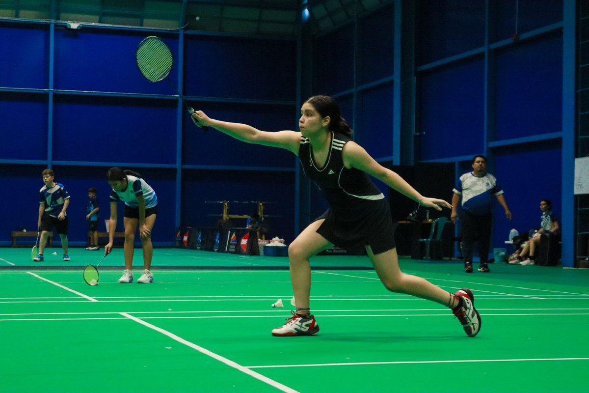 Nuestra Atleta Dana Menjivar 🇸🇻 cayó 0-2 (7-21, 9-21) ante Naomi Junco 🇵🇪 en los cuartos de final, en individual femenino del XI Guatemala International Junior U19 2025.

Felicitamos a Dana por su esfuerzo y dedicación 🤩 

¡A seguir luchando! 🇸🇻💪