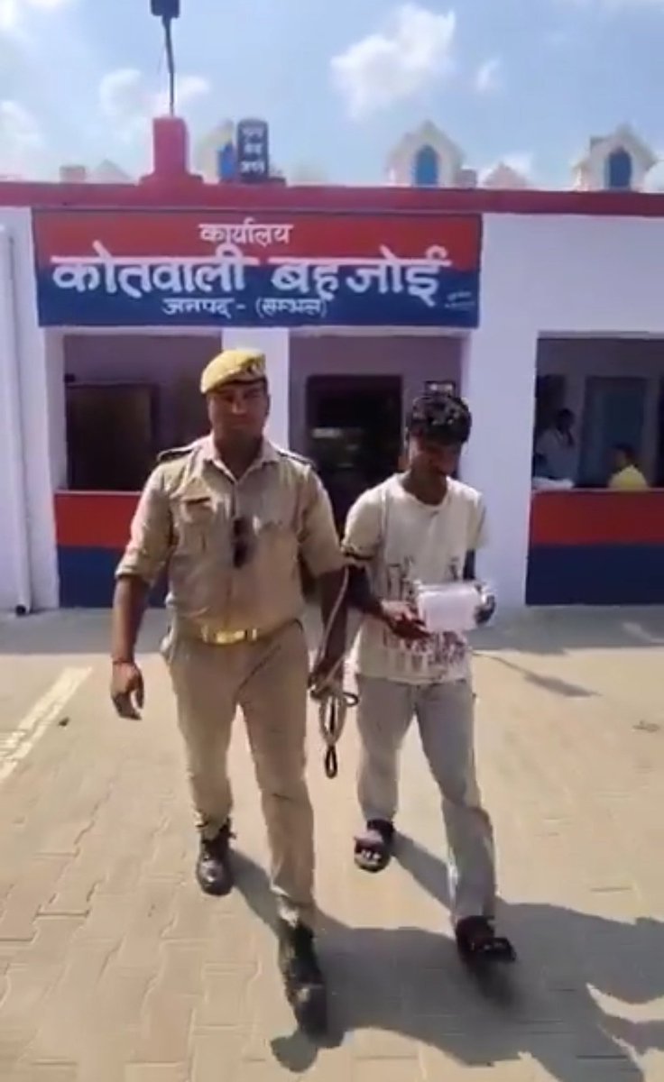 भारत में पल रहा पाकिस्तानी सूअर गिरफ्तार

मोहम्मद रियाज़ नाम क़े गद्दार ने सोसल मीडिया पे लिखा कि "चाहे कुछ भी हो जाये सपोर्ट तो पाकिस्तान को करेंगे"
जिसके बाद संभल पुलिस ने उसे गिरफ्तार किया

रियाज़ ने बताया कि उसकी अम्मी क़े कई पाकिस्तानी मुल्लाओं से संबंध हैं और वो उन्हीं में