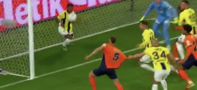 🟥 Amrabat net golü önledi kırmızı yok.

🟥 Sarısı olan Carlos rakibi boğazladı kırmızı yok.

🟥 Sarısı olan Talisca bilerek elle vurdu özür diledi diye kırmızı yok.

Bir devrede üç kırmızı kart verilmedi!!