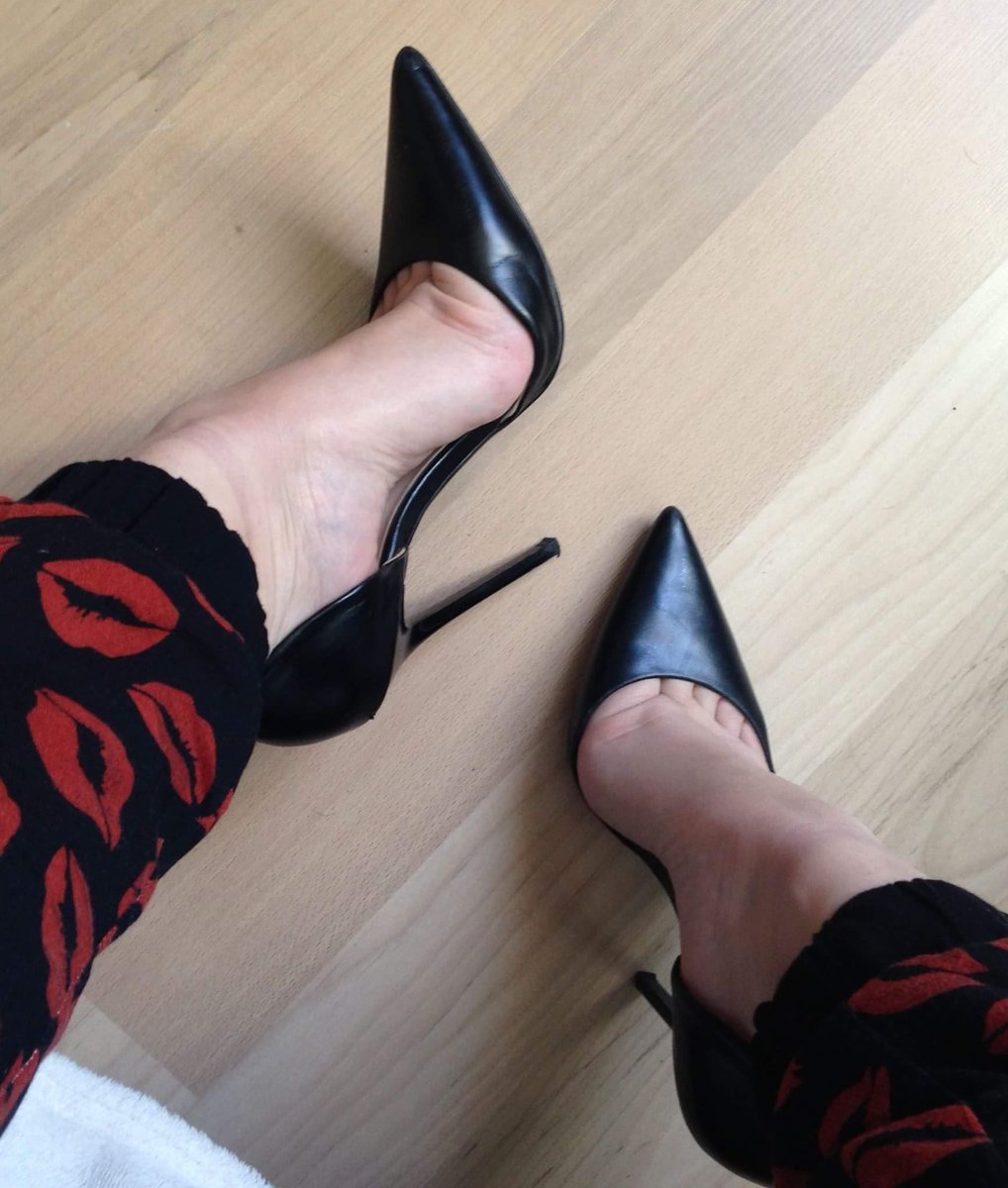 Rejoignez moi sur mon MYM pour toujours plus de belles photos.  Publications très fréquentes autour des thèmes du fétichisme des pieds, talons.   

mym.fans/Queen_candy 

#rtfeet #feetfetısh #Findom #rtfeet #feetfetısh #footfetısh #findom #femdom #bdsm