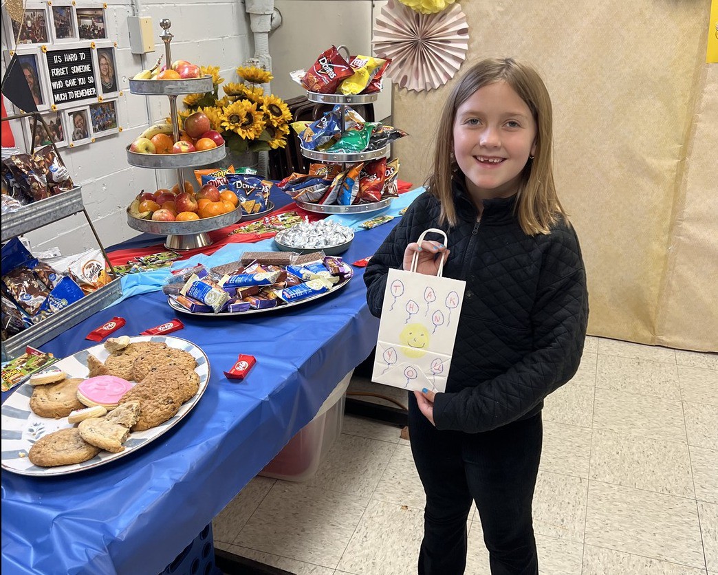 ChardonSchools's tweet photo. Park Elementary student Teagan Schussler recently served as Principal of the Day! She earned this fun experience after raising $1,220 for Park’s Color Run. 

You can read all about it in this week’s Park Pencil Point:
https://t.co/1lgafcDN73

#WeAreChardon https://t.co/YkFSy8wfoY
