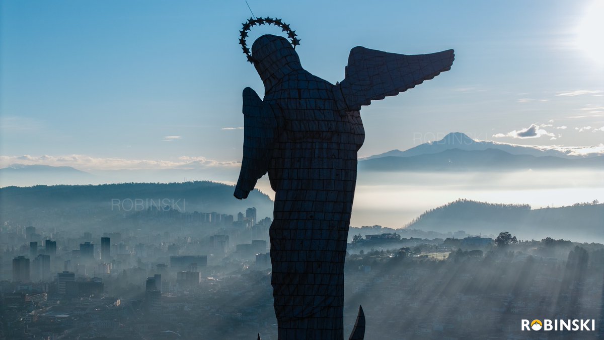La Virgen del Panecillo en el amanecer de hoy junto a Quito. 

En la segunda foto junto al Volcán Cotopaxi
En la tercera foto junto al Volcán Cayambe.