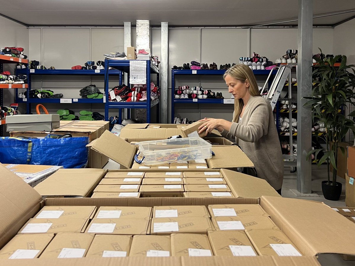 Footastic Friday 👣
Delighted to welcome zigandstar.com the award-winning sustainable &amp; podiatrist-approved children’s #footwear retailer - who not only delivered a donation of new #shoes &amp; preloved shoes their customers had traded in, but also volunteered their time 💫