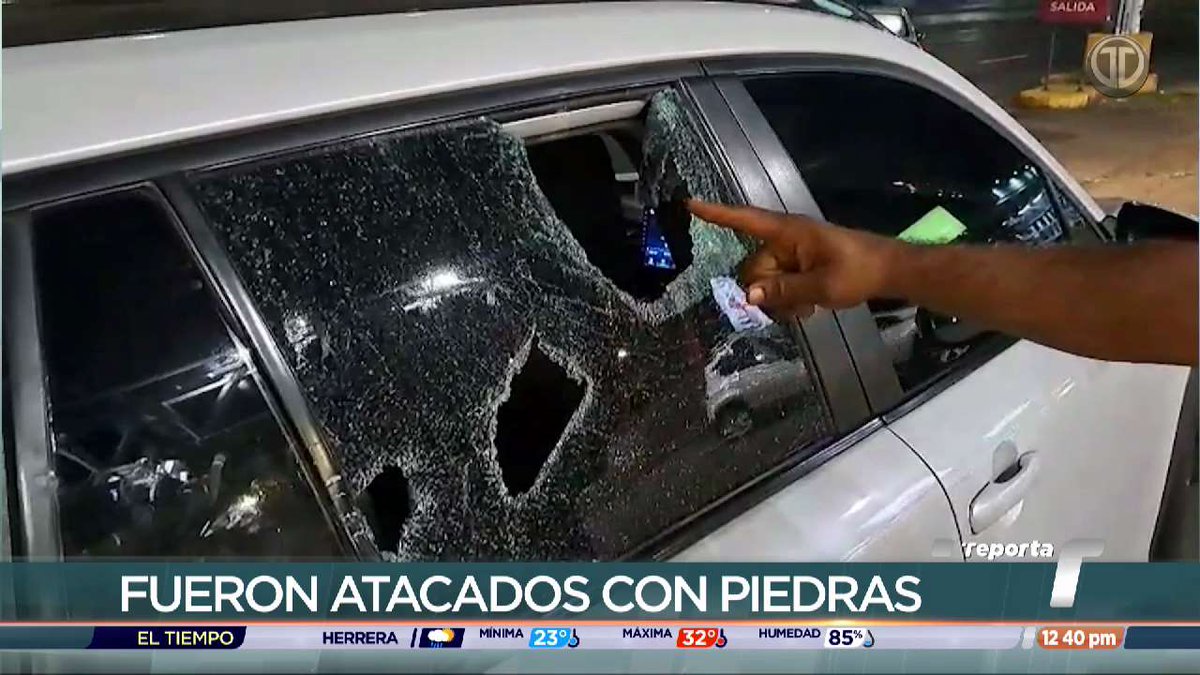 TReporta's tweet image. La conductora de un vehículo y dos ocupantes resultaron afectados luego de que supuestos manifestantes les arrojaron piedras y rompieron los vidrios del auto.