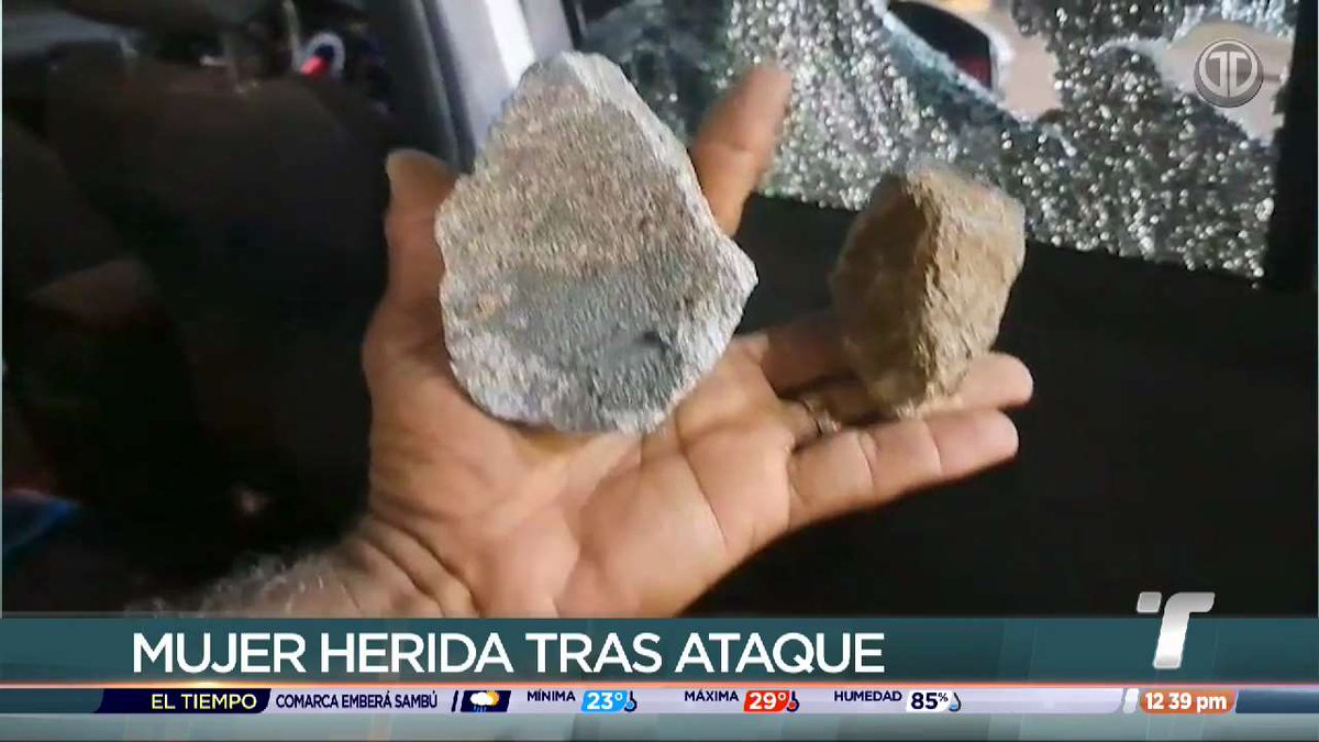 TReporta's tweet image. La conductora de un vehículo y dos ocupantes resultaron afectados luego de que supuestos manifestantes les arrojaron piedras y rompieron los vidrios del auto.